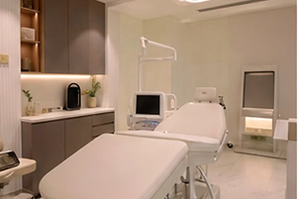 Modern aesthetic treatment room related to HydraFacial MD at Nadhira Cosmo Clinic, Avadi